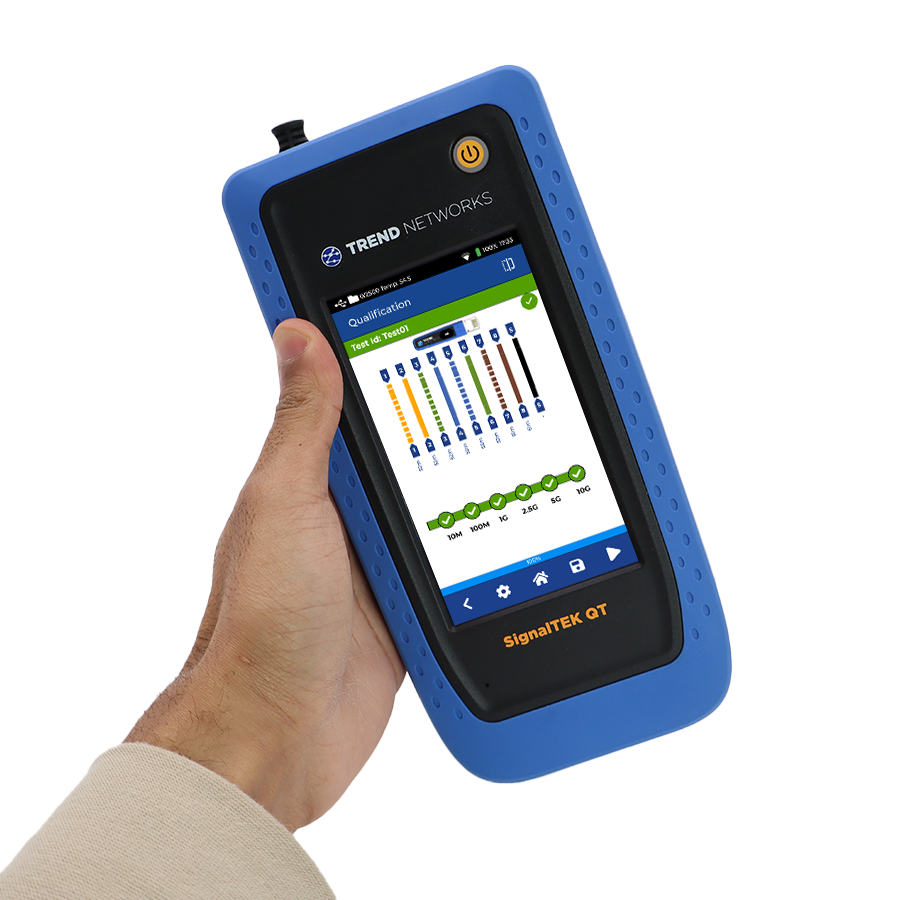 Qualificateur SignalTEK QT tient dans la main